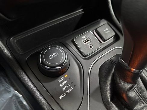 Used 2019 Jeep Cherokee Latitude w/ Popular Appearance Group image 19