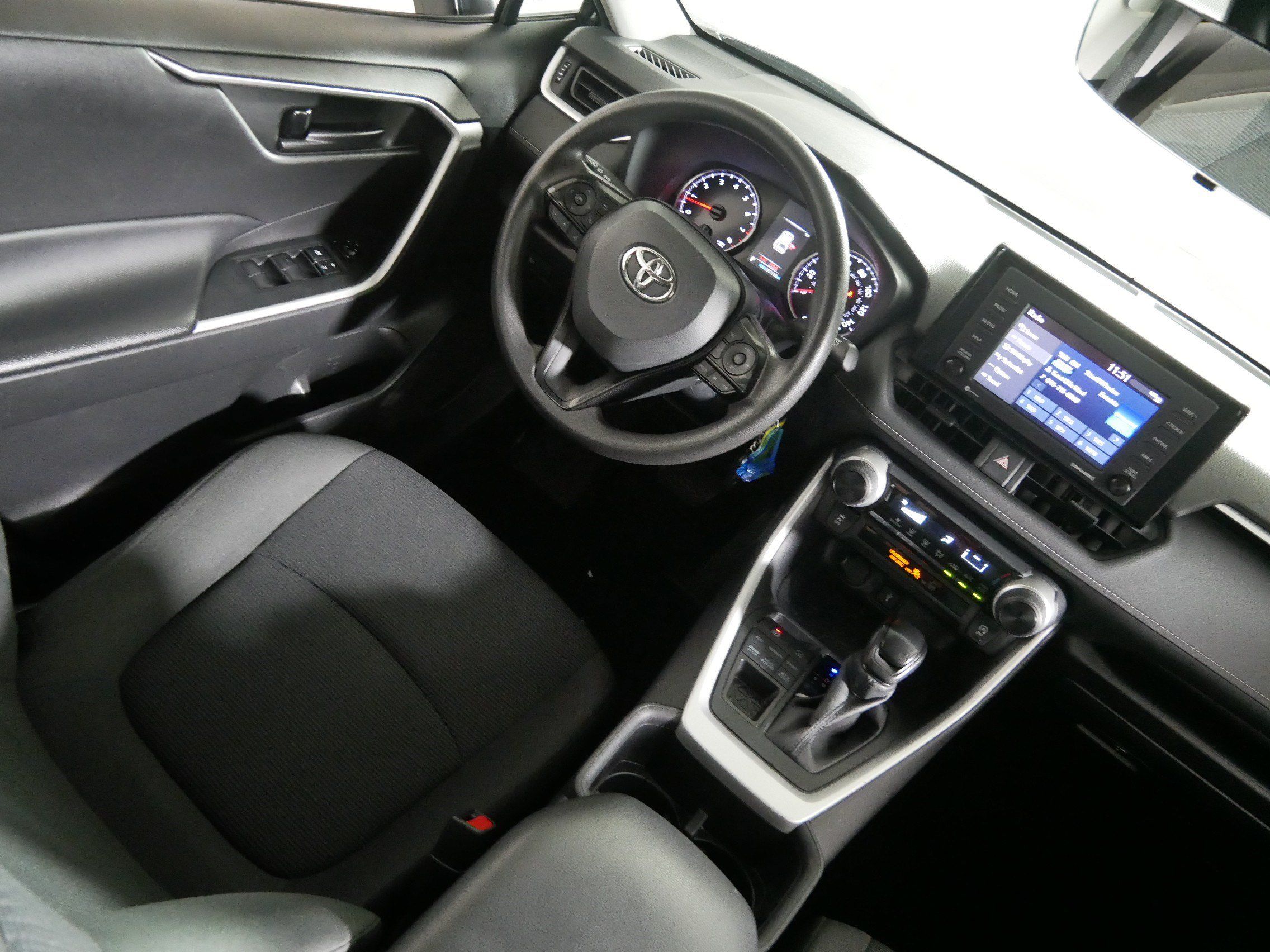 Used 2022 Toyota RAV4 LE AWD/4WD image 9
