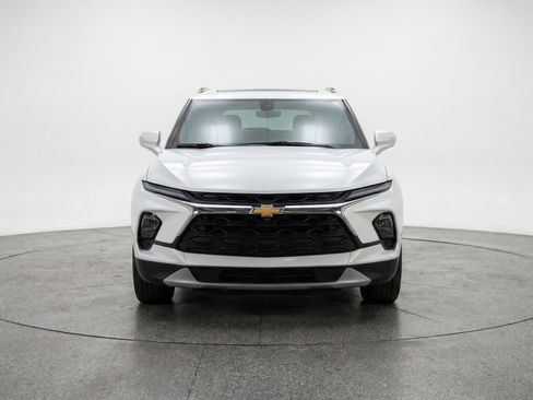 Used 2025 Chevrolet Blazer LT FWD image 2