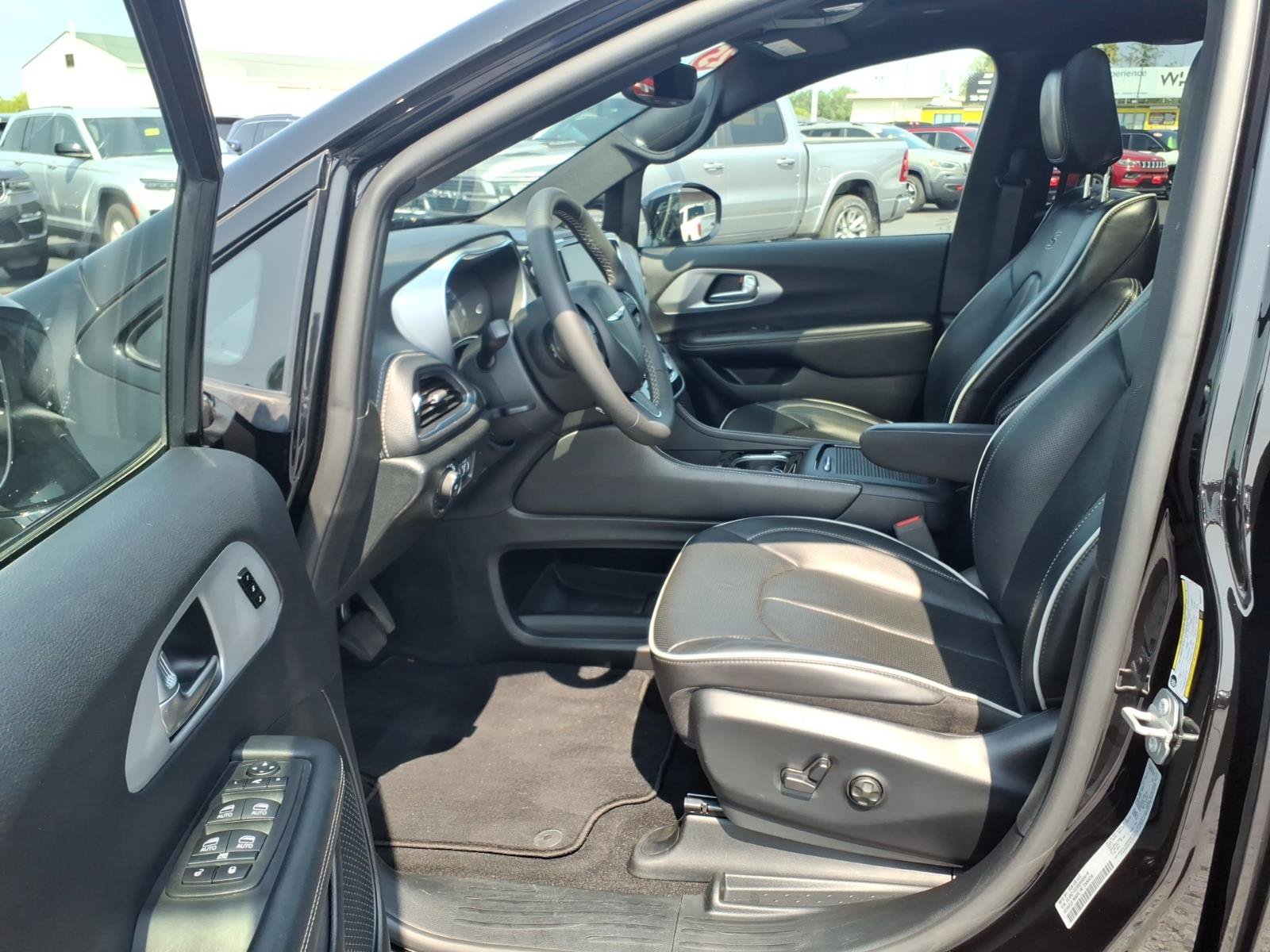 Used 2025 Chrysler Pacifica Limited FWD image 10
