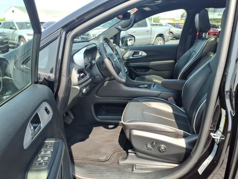Used 2025 Chrysler Pacifica Limited FWD image 10