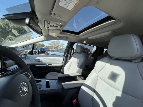 Used 2025 Toyota Sienna XLE w/ XLE Plus Package image 12