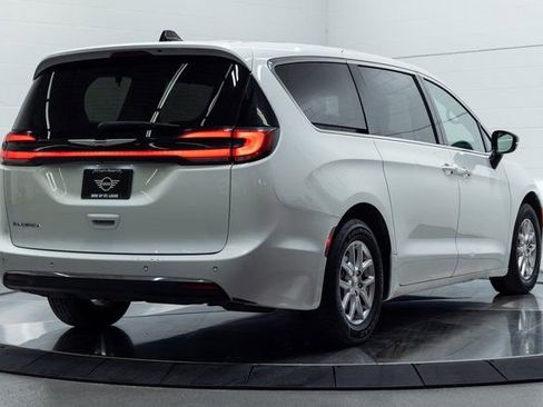Used 2024 Chrysler Pacifica Touring-L image 10