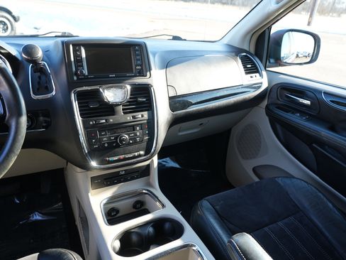 Used 2016 Chrysler Town & Country Limited image 23