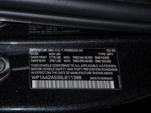 Certified 2025 Porsche Macan image 30