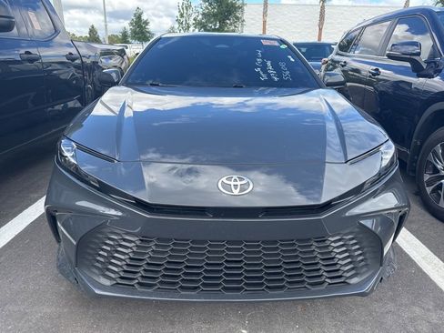 Used 2025 Toyota Camry SE image 2