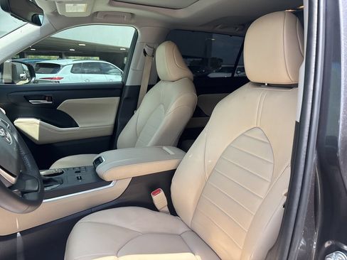 Used 2025 Toyota Highlander XLE FWD image 13
