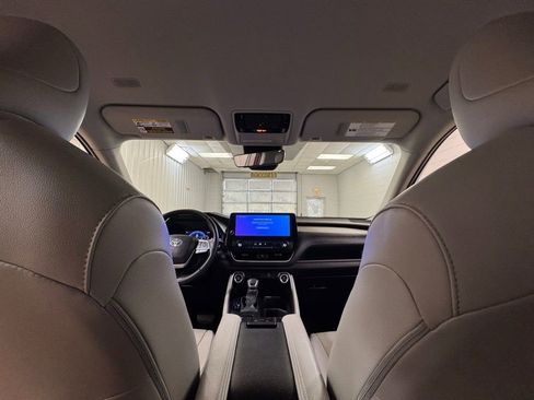Used 2024 Toyota Grand Highlander XLE image 19