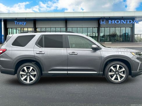 New 2025 Honda Pilot Touring image 3