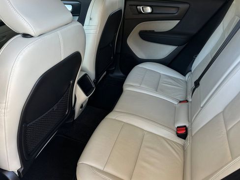 Used 2022 Volvo XC40 T5 Momentum image 11