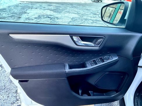 Used 2020 Ford Escape SE image 16