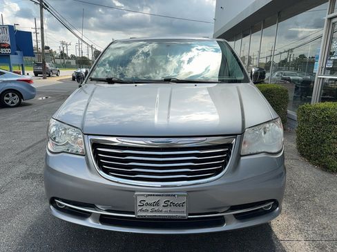 Used 2014 Chrysler Town & Country Touring-L w/ Driver Convenience Group FWD image 28
