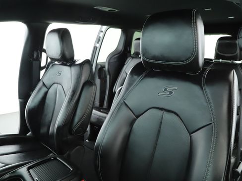 Used 2023 Chrysler Pacifica Touring-L w/ S Appearance Package image 4