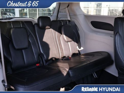 Used 2023 Chrysler Pacifica Touring-L AWD/4WD image 12