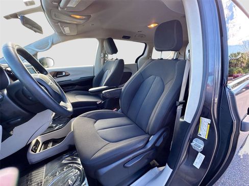 Used 2020 Chrysler Voyager L image 17
