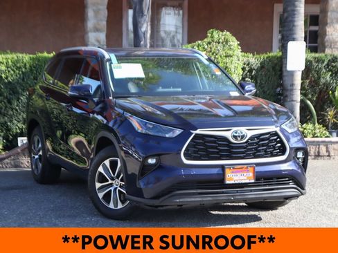 Used 2022 Toyota Highlander XLE FWD image 2