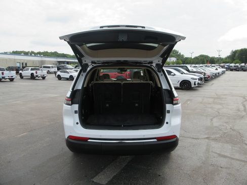 Used 2022 Jeep Grand Cherokee L Limited AWD/4WD image 8