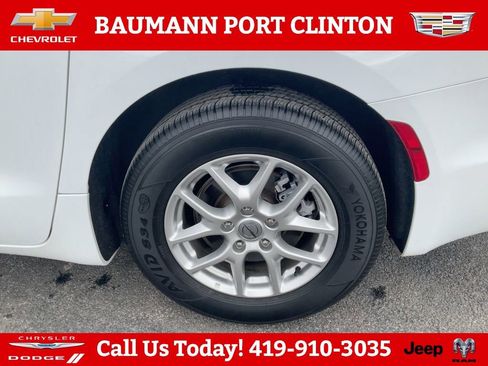 Used 2024 Chrysler Pacifica Touring-L FWD image 25