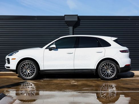 Certified 2023 Porsche Cayenne Platinum Edition image 2