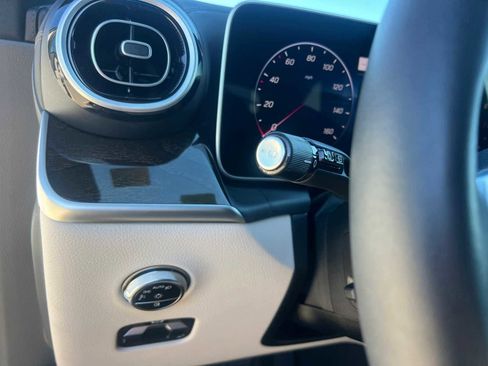 Used 2025 Mercedes-Benz GLC 300 4MATIC image 18