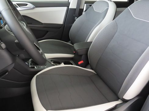 New 2025 Volkswagen Taos SE image 12