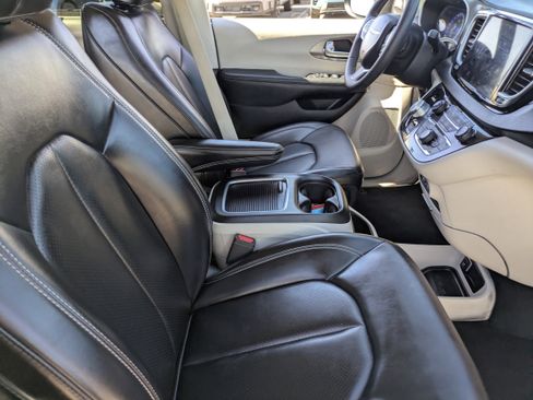 Used 2023 Chrysler Pacifica Touring-L image 12