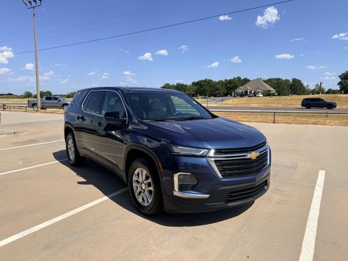 Used 2022 Chevrolet Traverse LS FWD image 4