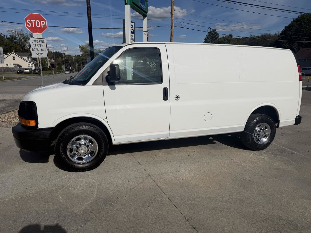 Used 2011 Chevrolet Express 2500 RWD image 2