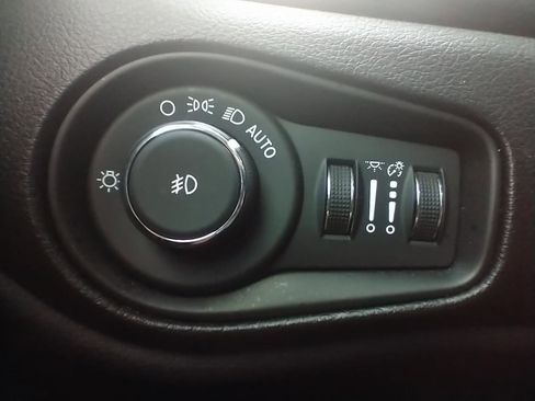 Used 2020 Jeep Renegade Latitude image 23