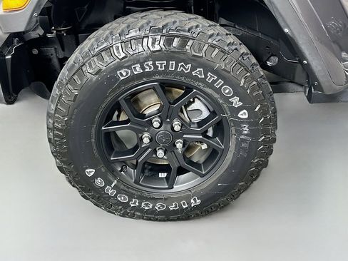 Used 2024 Jeep Gladiator Sport AWD/4WD image 30