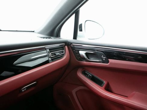 Certified 2022 Porsche Macan image 24