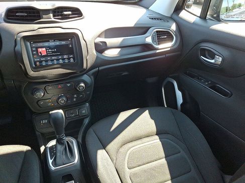 Used 2018 Jeep Renegade Latitude w/ Cold Weather Group AWD/4WD image 11
