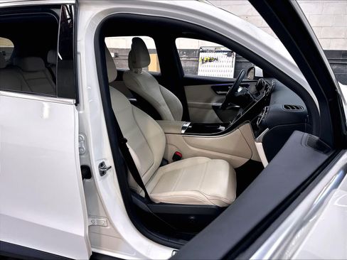 Used 2025 Mercedes-Benz GLC 300 image 10