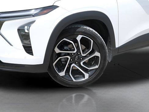 Used 2025 Chevrolet Trax RS w/ Sunroof Package FWD image 35