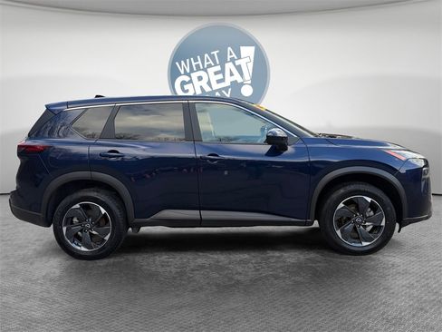 Used 2025 Nissan Rogue SV image 2