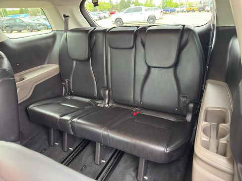 Used 2025 Kia Carnival FWD image 32