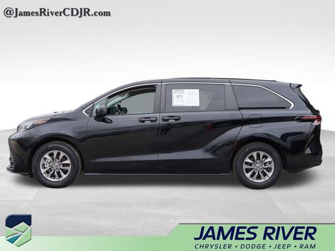Used 2024 Toyota Sienna LE FWD image 2