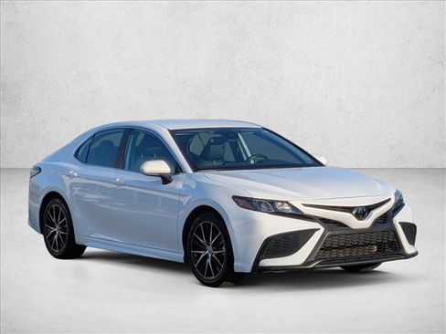 Used 2023 Toyota Camry SE image 3