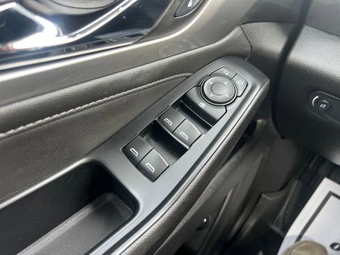 Used 2023 Chevrolet Traverse LT image 11