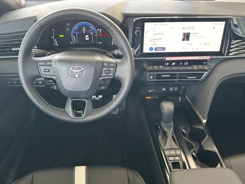 New 2026 Toyota Camry Hybrid FWD image 13