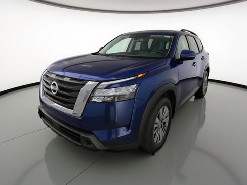 Used 2025 Nissan Pathfinder SV image 3
