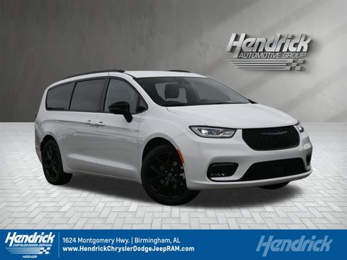 New 2026 Chrysler Pacifica Select image 1