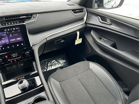 New 2025 Jeep Grand Cherokee Altitude image 33
