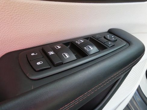 Used 2017 Chrysler Pacifica Touring-L image 26