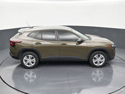 Used 2024 Chevrolet Trax LS FWD image 17