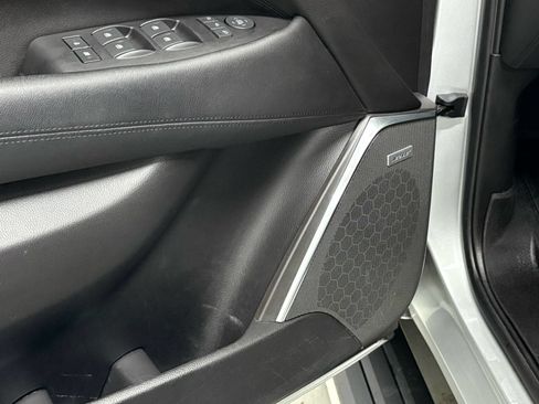 Used 2018 Cadillac Escalade Premium Luxury RWD image 30