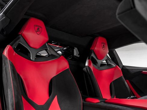 Used 2025 Lamborghini Revuelto image 35