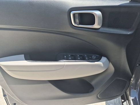 Used 2025 Hyundai Venue SEL FWD image 11
