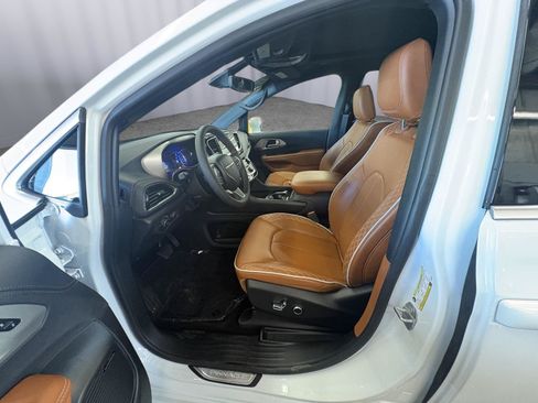 Used 2024 Chrysler Pacifica Pinnacle FWD image 28