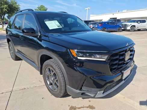 Used 2025 Honda Pilot TrailSport image 8